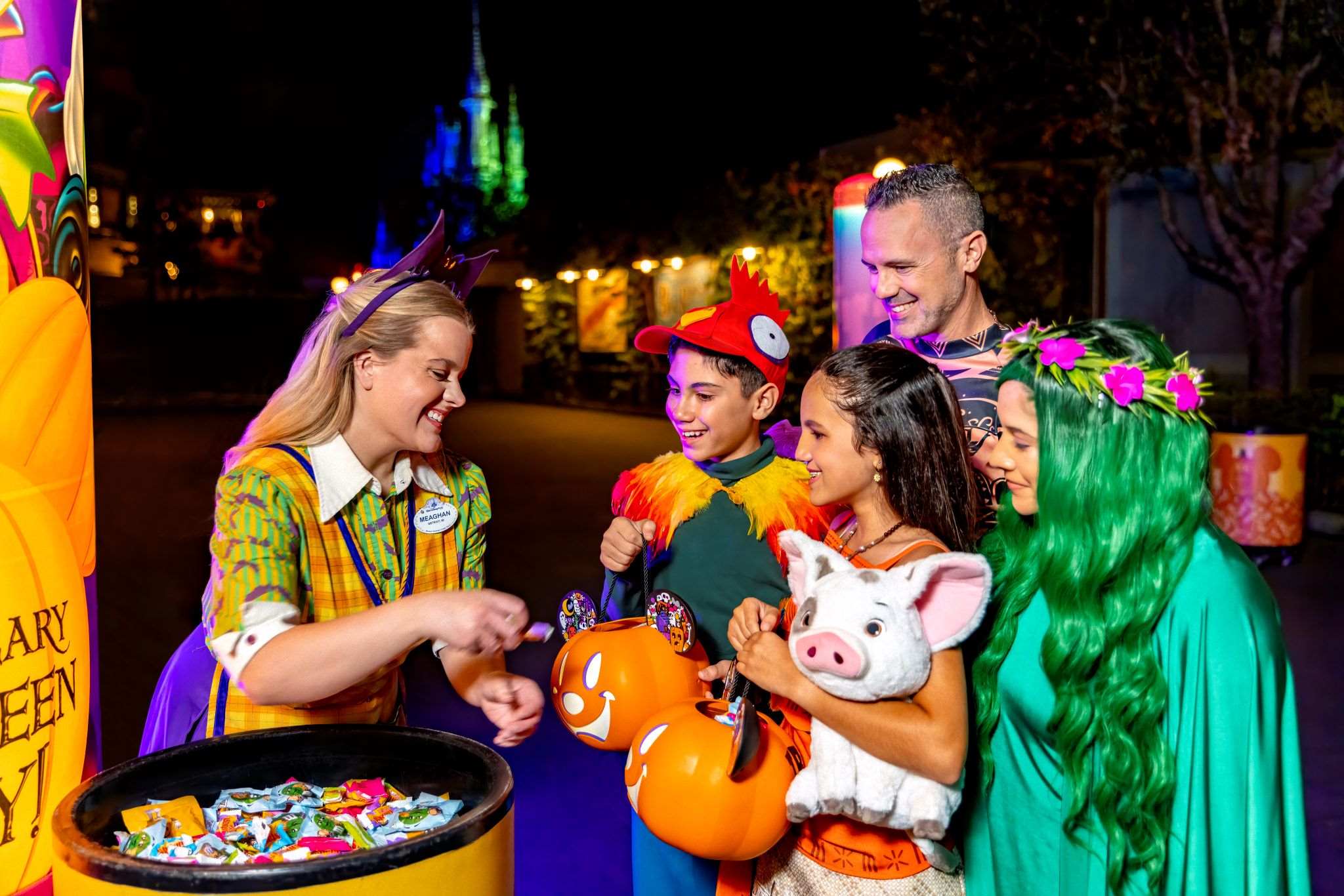 https://stratus.campaign-image.com/images/1056798000000438006_zc_v62_1682017543475_wdw_halloween_2.jpg