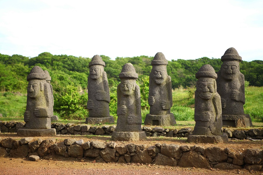 https://stratus.campaign-image.com/images/1199805000005068004_zc_v1_1721181663904_jeju_stone_park.jpg