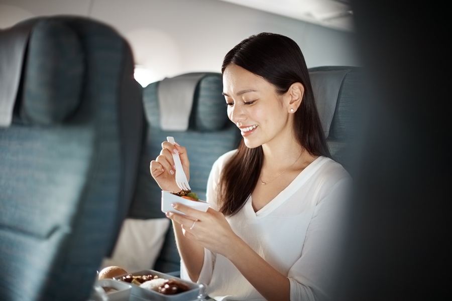 https://stratus.campaign-image.com/images/1199805000023744004_zc_v1_1743577337711_cathay_economy_class_meals.jpg