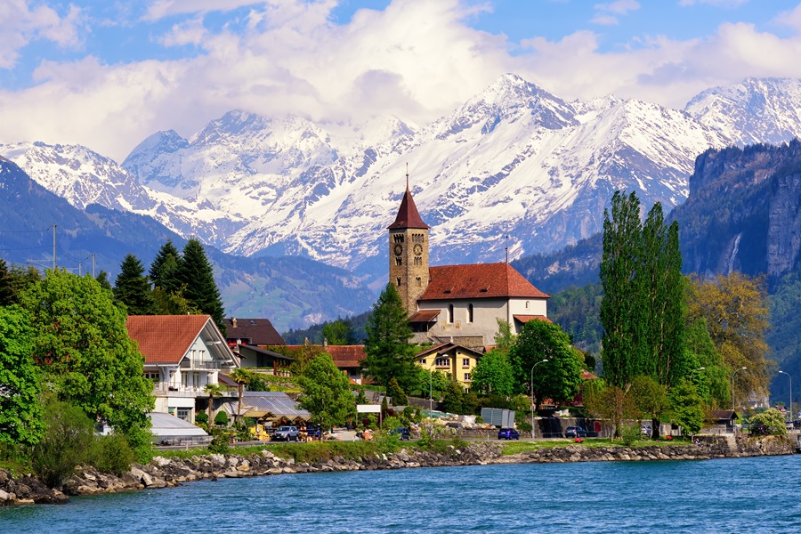 https://stratus.campaign-image.com/images/1199805000030411004_zc_v1_1750234509858_brienz_town_near_interlaken_and_snow_covered_alps_mountains_switzerland_ttc.jpg