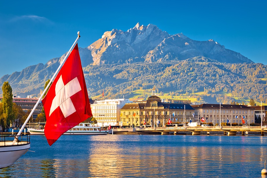 https://stratus.campaign-image.com/images/1199805000030411004_zc_v1_1750234509858_brienz_town_near_interlaken_and_snow_covered_alps_mountains_switzerland_ttc.jpg