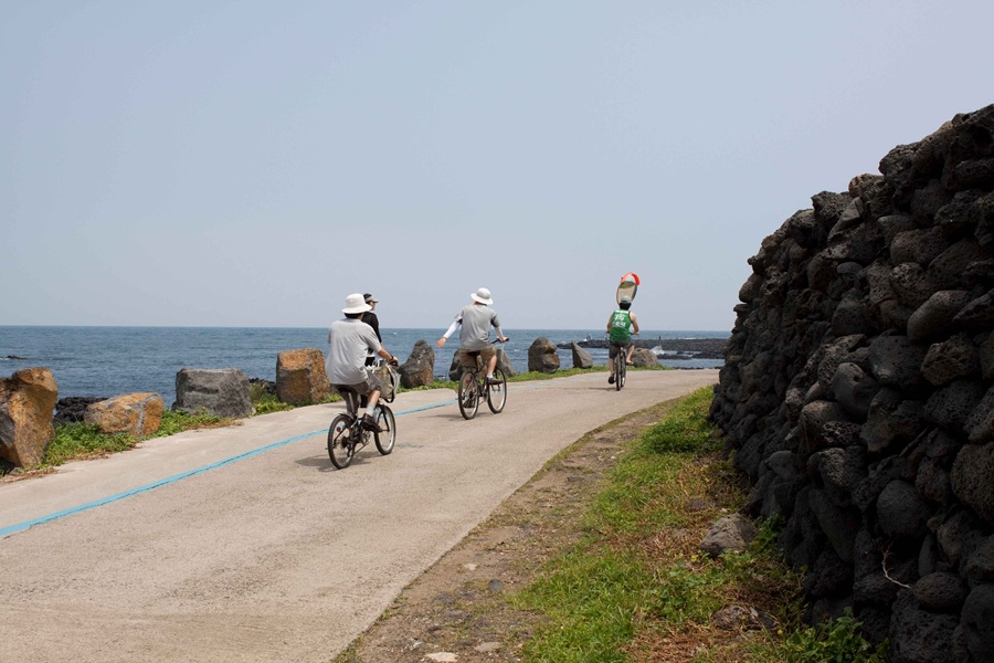 https://stratus.campaign-image.com/images/1199805000055940003_zc_v1_1778054031678_jeju_olle_hiking_.jpg