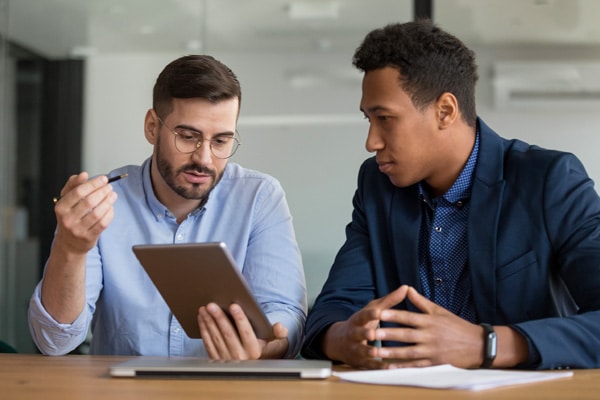 https://stratus.campaign-image.com/images/1268999000153958149_zc_v1_1724169338372_business_men_sitting_lawyers_s_desk_people_signing_important_documents_1157_40454.jpg