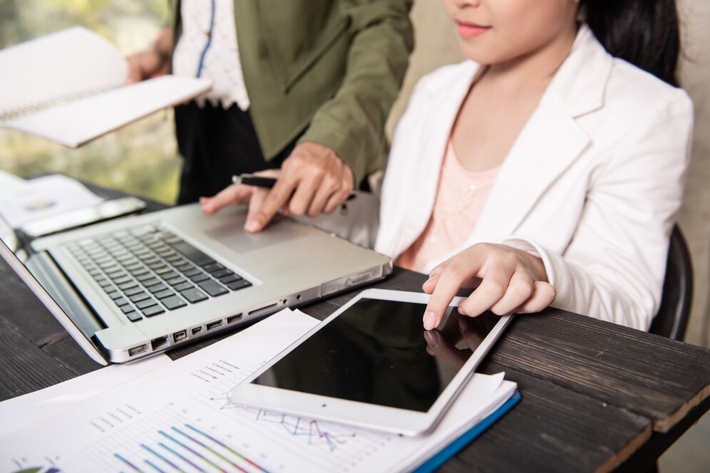 https://stratus.campaign-image.com/images/1299610000252642309_zc_v1_1730833685850_confident_paper_expert_reading_analyzing_explaining_document_female_customer_74855_9749.jpg