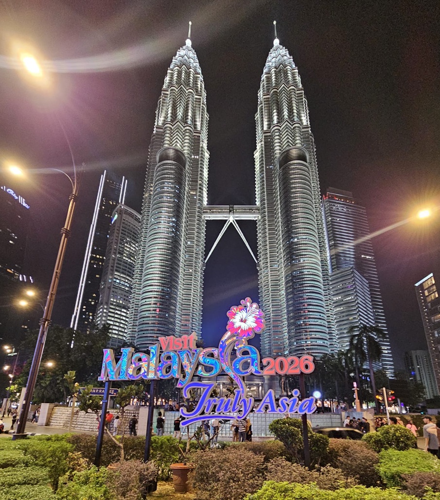 Petronas Twin Towers at night