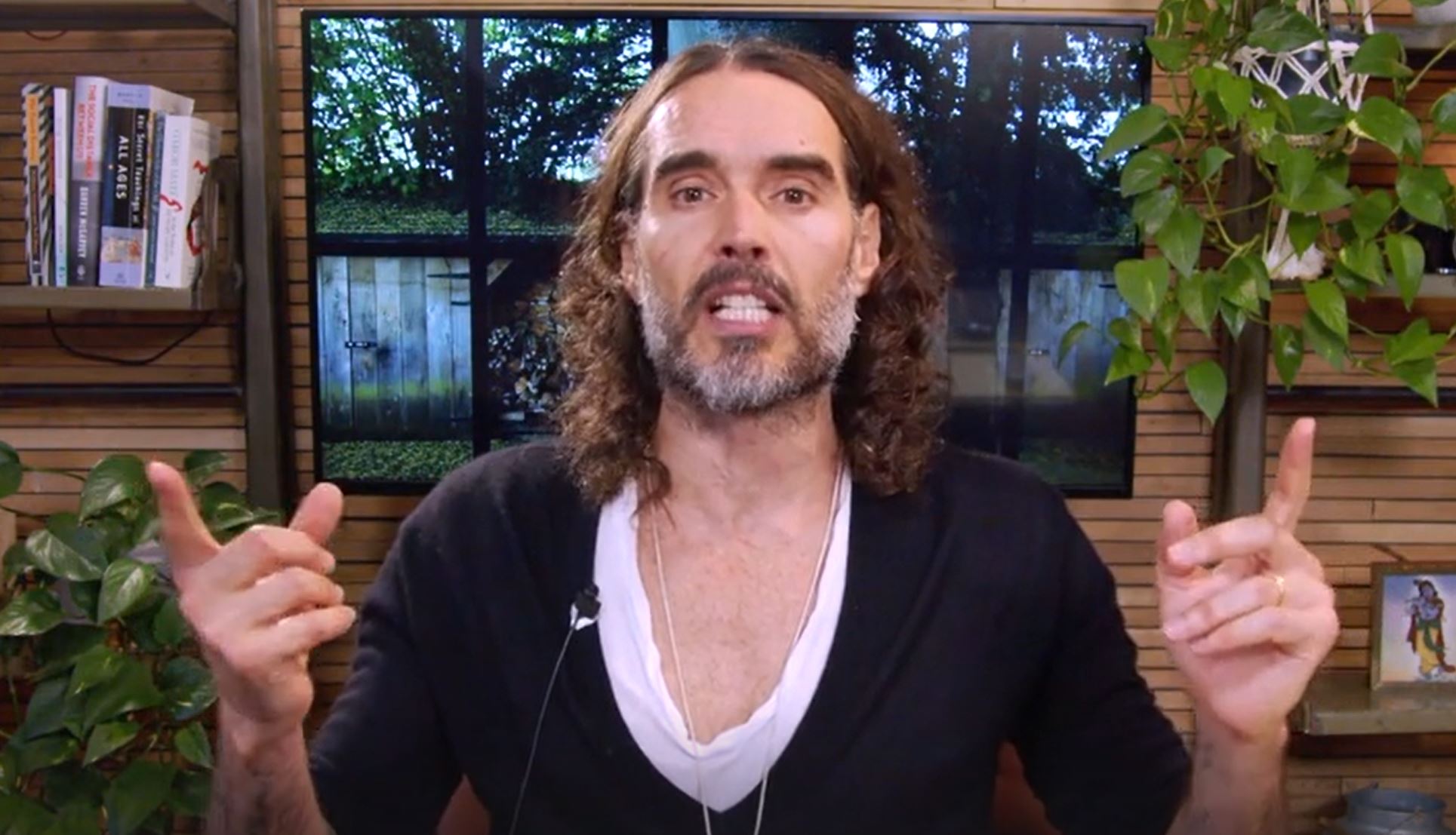 https://stratus.campaign-image.com/images/443466000139090128_zc_v1_1700015482106_russell_brand.jpg