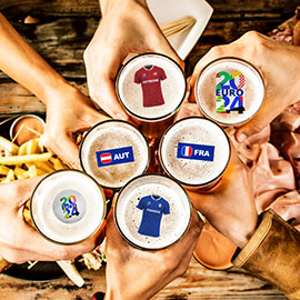 Bi&egrave;res avec maillots, drapeaux et ballons aux couleurs des &eacute;quipes de l'Euro 2024