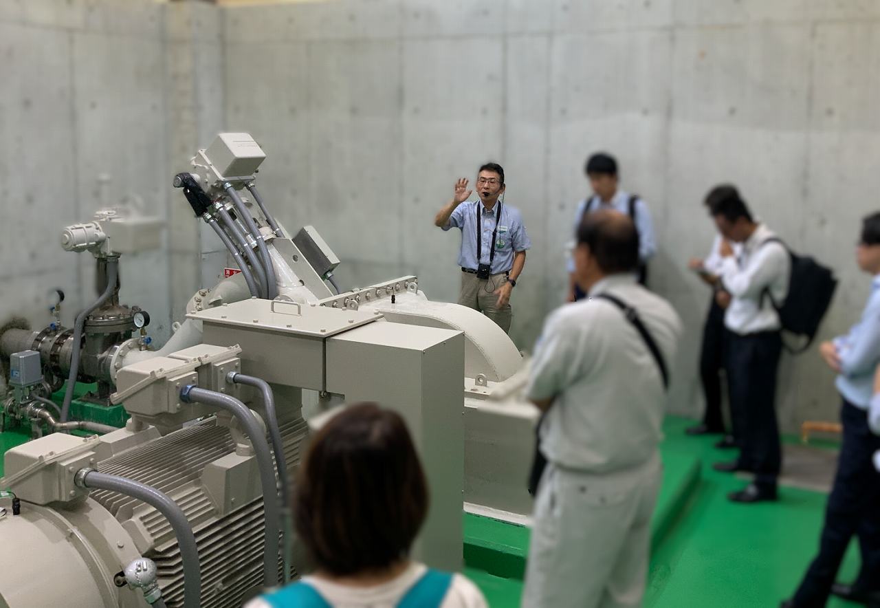 水車と発電機を間近で見学