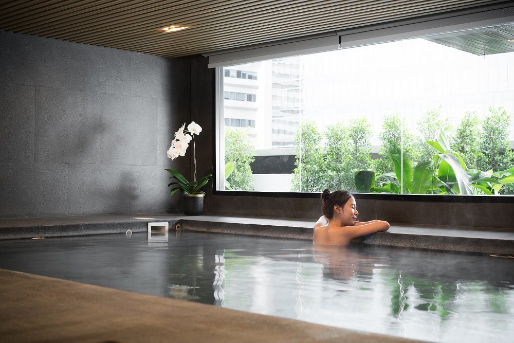 https://stratus.campaign-image.com/images/962061000010719225_zc_v1_1712178936356_avani_plus_riverside_bangkok_hotel_restaurant_seen_bartender_with_lady_6095x4208.jpg