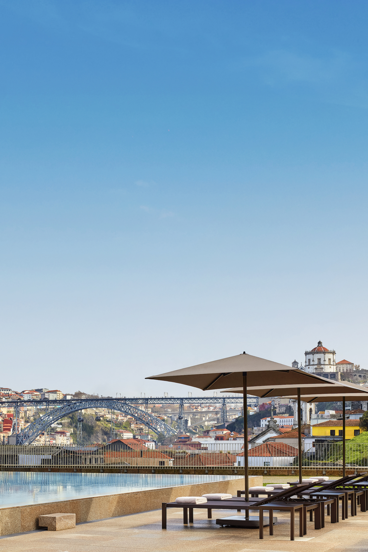 https://stratus.campaign-image.com/images/962061000016431569_zc_v1_1750114048078_tivoli_kopke_porto_gaia_hotel_swimming_pool_exterior_3.jpg